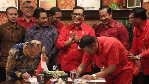 Penandatanganan MoU antara Perumda Dharma Santhika Tabanan dan Perusda Perdana Cipta Mandiri Halmahera Timur di Kantor Bupati Tabanan, Rabu (16/7/2025). (Dok. Pemkab Tabanan)