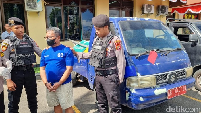 YP, pelaku pencurian rambu lalu lintas menggunakan pikap pelat merah palsu, saat dihadirkan di Mapolres Bantul, Rabu (16/7/2025).