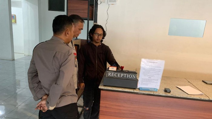 Polisi saat mendatangi TKP pencurian iPhone di Sewon, Bantul, Rabu (16/7/2025).