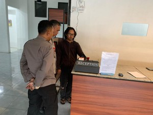 Pria Berjaket Ojol Terekam CCTV Curi iPhone di Penginapan Sewon Bantul