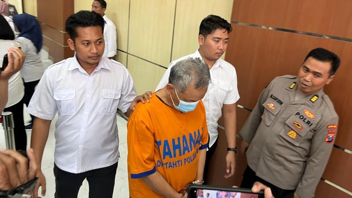 Pendeta berinisial DBH (67), warga Kecamatan Sukorejo, Kota Blitar, resmi ditahan di Polda Jatim