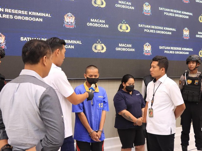 Pasangan suami istri penganiaya bocah 4 tahun hingga tewas saat dihadirkan di Mapolres Grobogan, Rabu (16/7/2025).