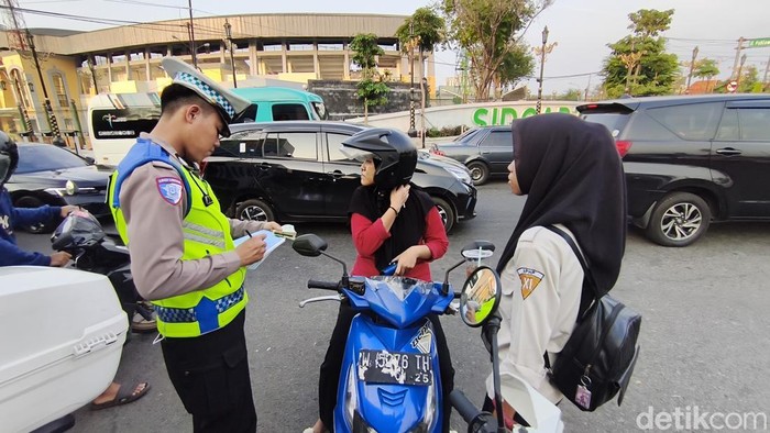 Pengendara motor yang terjaring razia Operasi Patuh Semeru di Sidoarjo