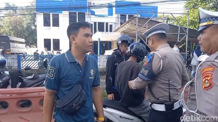 Pengendara ngamuk saat ditilang dalam Operasi Patuh Musi 2025 di Palembang, ternyata tak bawa SIM-STNK.