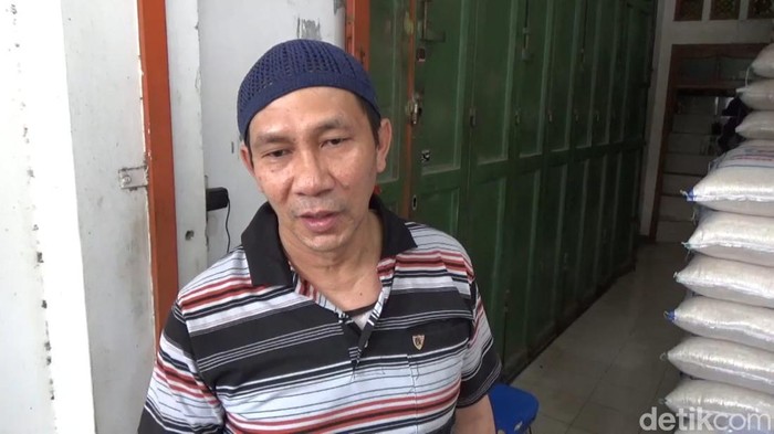 Agustiana penjual beras di Pasar Tanjungsari, Sumedang.