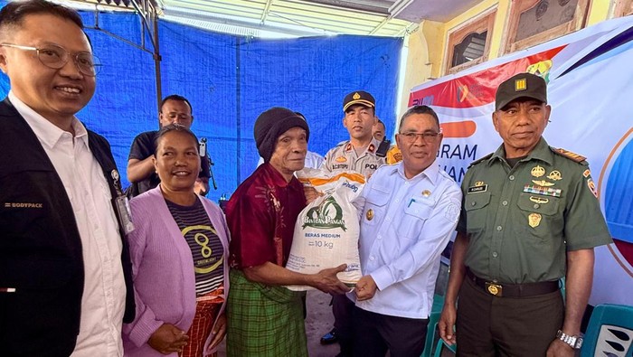 Penyaluran 783 ton beras kepada 39.164 KPM di Manggarai, NTT, Rabu (16/7/2025). (Dok. Perum Bulog Kantor Cabang Ruteng)