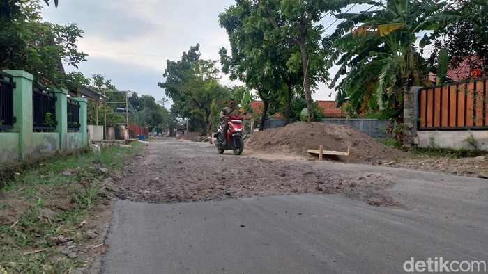 Proses perbaikan jalan Leuwikidang di Majalengka.