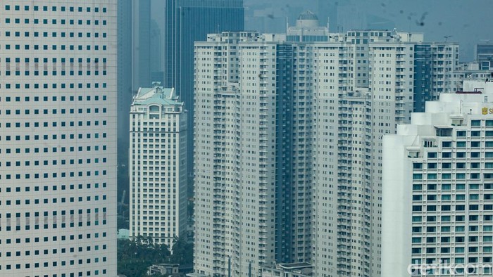 Proyeksi pertumbuhan ekonomi Indonesia pada 2025 dipangkas menjadi dalam rentang 4,7-5%. Proyeksi tersebut turun dibandingkan asumsi sebelumnya di level 5,2%.