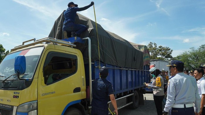 Polantas Jambi mengarahkan truk ODOL untuk dilakukan pengecekan dimensi dan muatan