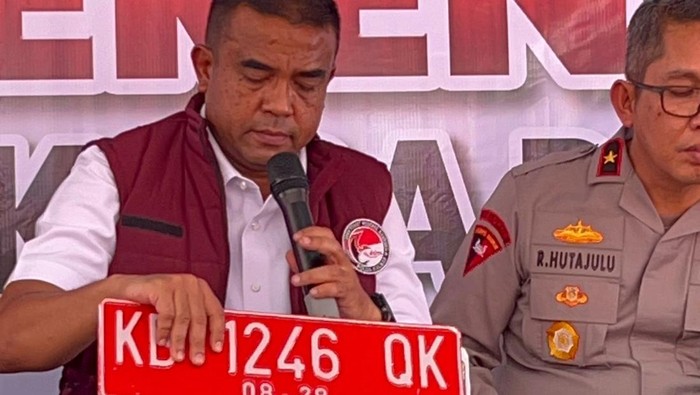 Polda Kalbar mengungkap modus baru kurir narkoba gunakan pelat merah palsu.