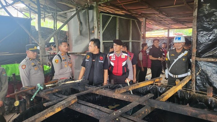 Polisi bersama petugas gabungan membongkar tiga gudang BBM Ilegal
