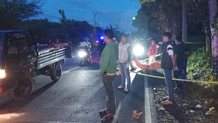 Polisi melakukan olah TKP penemuan mayat di Jalan Trans Sulawesi, Desa Laliko, Kecamatan Campalagian.