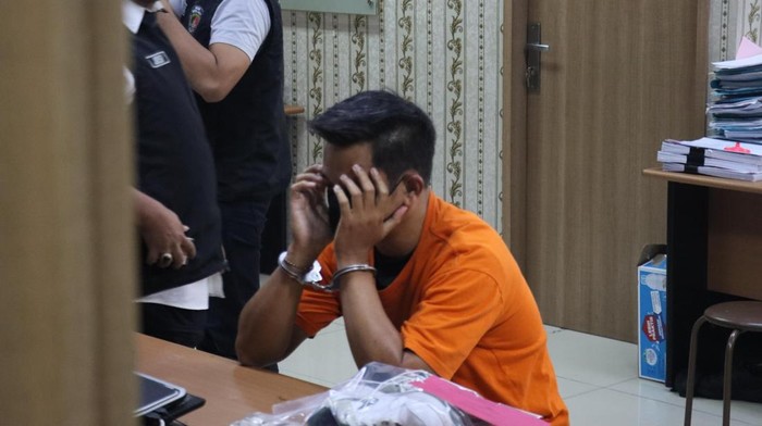 Polisi menetapkan pria inisial IM sebagai tersangka usai melakukan pelecehan di dalam pesawat, Rabu (16/7/2025).