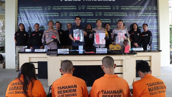 Polisi merilis ungkap kasus pencurian emas di Tanggamus.