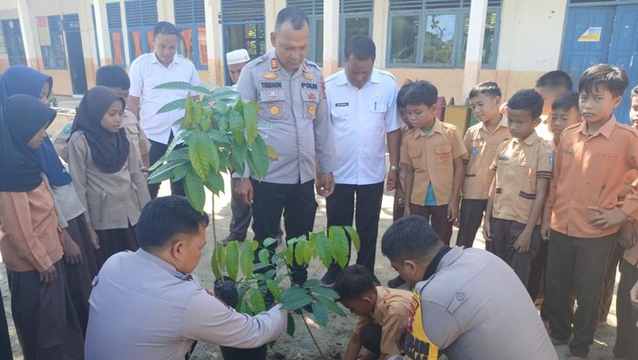 Polres Rokan Hulu (Rohul) melanjutkan program penghijauan Kapolda Riau Irjen Herry Heryawan dengan mengajak pelajar hingga santri menanam pohon di 10 lokasi. (dok Ist)