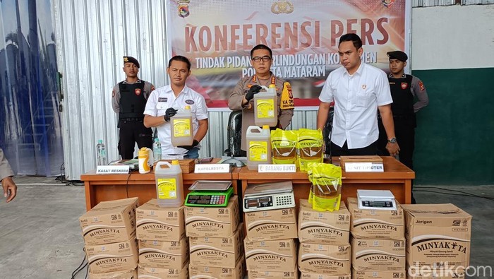 Polresta Mataram mengungkap kecurangan produsen minyak goreng merek MinyaKita dengan modus kurangi isi takaran, Rabu (16/7/2025).