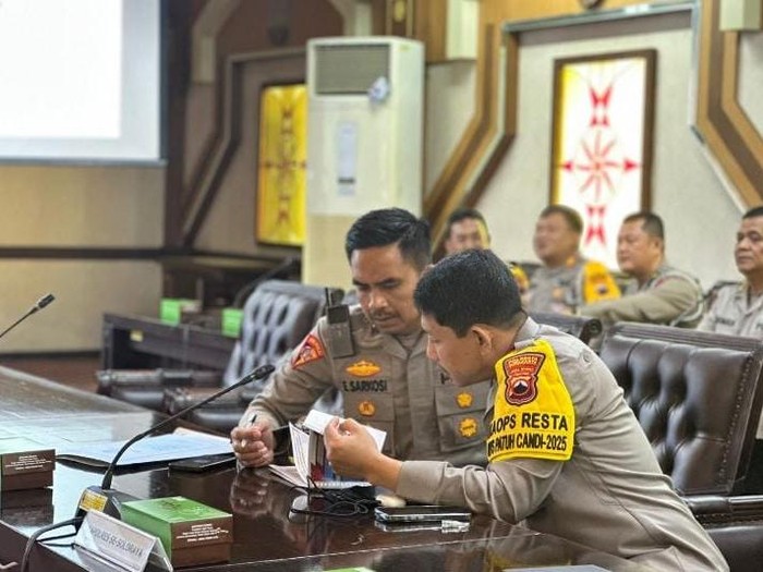 Kapolresta Solo, Kombes Catur Cahyono (kiri) bersama Kabag Ops Polresta Solo Kompol Engkos Sarkosi. Foto diunggah Rabu (16/7/2025).