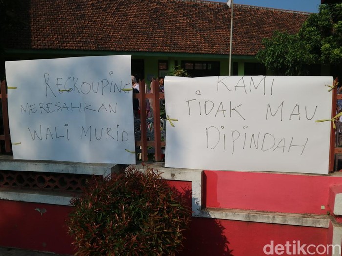 Poster tolak regrouping di SDN Tayu Kulon 01 Kecamatan Tayu, Pati, Rabu (16/7/2025).