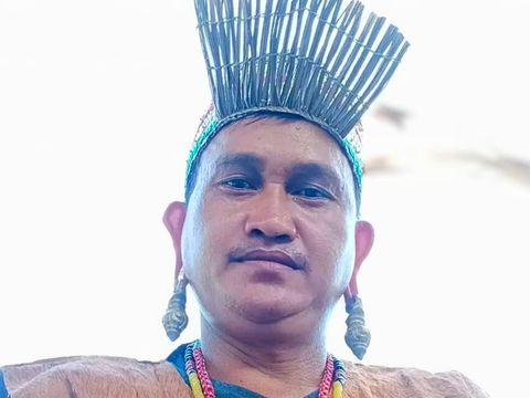 Potret Handrius (36) pemuda asal Desa Setulang, Kabupaten Malinau yang menjaga tradisi telinga panjang. Foto: Dokumentasi pribadi narasumber