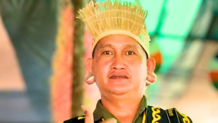 Potret Handrius (36) pemuda asal Desa Setulang, Kabupaten Malinau yang menjaga tradisi telinga panjang. Foto: Dokumentasi pribadi narasumber