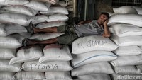 Kita tak hanya bicara soal kualitas beras, tetapi juga soal keberlanjutan hidup para pekerja, kepercayaan masyarakat, dan integritas sistem pangan nasional. Di tengah isu yang bergulir, wajah-wajah para buruh dan pembeli di Cipinang menjadi saksi bisu bahwa pangan bukan sekadar komoditas, tetapi urusan hidup yang tak boleh dioplos.