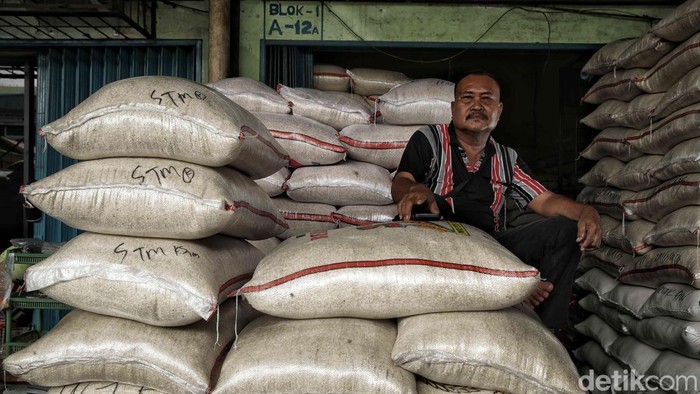 Potret para pekerja dan pembeli di Pasar Induk Cipinang menjadi wajah nyata distribusi pangan ibu kota, di tengah sorotan soal isu beras oplosan.