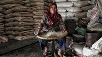 Isu beras oplosan bukan hanya soal kualitas pangan, tapi soal kepercayaan yang dipertaruhkan. Bila kejujuran mulai dicampur demi untung semata, maka yang tercecer bukan hanya beras di lantai pasar, tapi juga harga diri seluruh rantai pangan. Biarlah pasar ini tetap menjadi tempat di mana kejujuran dan harapan tidak ikut teroplos dalam karung-karung dagangan.