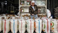 Sementara itu, para pembeli pun terlihat lebih berhati-hati. Beberapa terlihat membuka karung, menggenggam butiran beras, dan mencermati tekstur serta baunya. Percakapan-percakapan kecil terjadi antar sesama pembeli, membahas kabar soal oplosan, mengeluhkan harga yang tak stabil, dan mempertanyakan kejujuran pedagang.