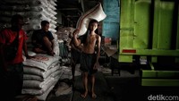 Aktivitas di Pasar Induk Beras Cipinang, Jakarta Timur, terus bergulir tanpa henti, Rabu (16/7/2025). Para pekerja angkut tampak sibuk membongkar karung-karung beras dari truk yang baru datang. Wajah mereka legam oleh debu dan keringat, menggambarkan kerasnya kerja fisik yang dijalani tiap hari. Sementara itu, para pembeli—baik dari kalangan pedagang eceran maupun konsumen langsung lalu lalang meneliti kualitas beras sebelum memutuskan membeli. Potret ini menjadi cerminan denyut nadi distribusi pangan pokok ibu kota, sekaligus menjadi latar dari isu yang mencuat belakangan: beras oplosan.