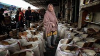 Di tengah rutinitas pasar yang ramai, isu beras oplosan kembali mencuat ke permukaan. Kementerian Perdagangan dan Badan Pangan Nasional mengungkap temuan beras-beras campuran yang diklaim sebagai beras premium padahal sebenarnya hasil oplosan antara beras medium dan beras impor. Temuan ini tak hanya menimbulkan keresahan di kalangan konsumen, tetapi juga menyentuh kepercayaan publik terhadap ekosistem pasar tradisional, termasuk Pasar Induk Cipinang yang menjadi barometer utama harga dan distribusi beras nasional.