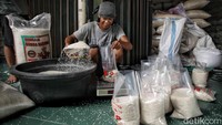 Di tengah riuh pasar Cipinang, wajah-wajah letih namun teguh para pekerja dan pembeli menyimpan harapan sederhana agar beras yang mereka angkut, jual, dan beli adalah beras yang jujur bukan hasil campuran yang menipu. Karena bagi mereka, setiap butir beras bukan sekadar komoditas, melainkan hasil keringat, doa, dan perjuangan.