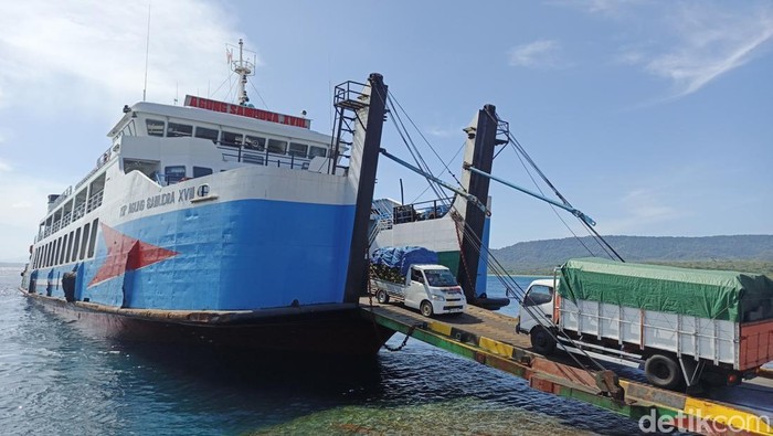Proses bongkar muatan Kapal Motor Penumpang (KMP) Agung Samudera XVIII yang sempat kandas di Selat Bali di Dermaga LCM Pelabuhan Gilimanuk, Rabu (16/7/2025). (I Putu Adi Budiastrawan/detikBali).
