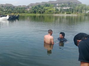 Momen Petugas Damkar Bandung Cari Handphone di Kolam