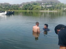 Momen Petugas Damkar Bandung Cari Handphone di Kolam