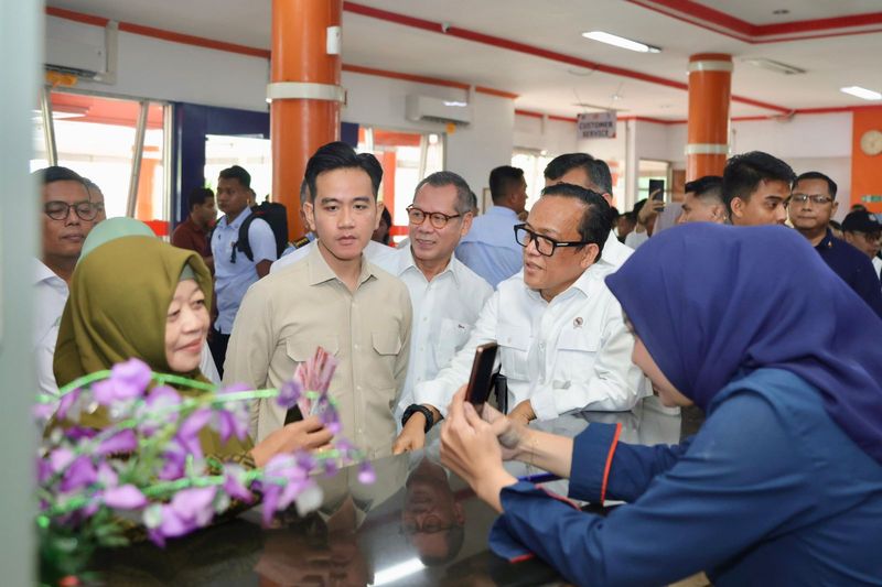 PT Pos Indonesia (Persero) atau PosIND menyalurkan Bantuan Subsidi Upah (BSU) 2025 di Kantor Pos KCU Tangerang, Rabu (16/7/2025). Penyaluran BSU ini disaksikan langsung oleh Wakil Presiden Republik Indonesia Gibran Rakabuming Raka.