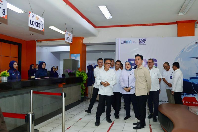 PT Pos Indonesia (Persero) atau PosIND menyalurkan Bantuan Subsidi Upah (BSU) 2025 di Kantor Pos KCU Tangerang, Rabu (16/7/2025). Penyaluran BSU ini disaksikan langsung oleh Wakil Presiden Republik Indonesia Gibran Rakabuming Raka.