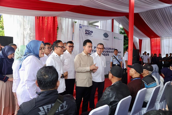PT Pos Indonesia (Persero) atau PosIND menyalurkan Bantuan Subsidi Upah (BSU) 2025 di Kantor Pos KCU Tangerang, Rabu (16/7/2025). Penyaluran BSU ini disaksikan langsung oleh Wakil Presiden Republik Indonesia Gibran Rakabuming Raka.
