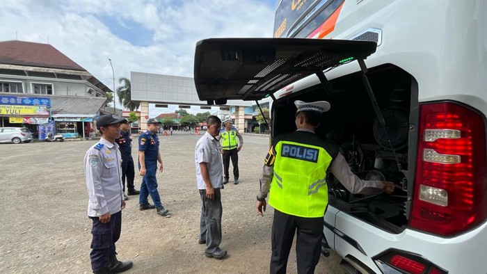 Polres Purbalingga saat melakukan ramp check kendaraan dan pemeriksaan kesehatan personel angkutan umum di Terminal Bus Purbalingga. Foto: Dok Polres Purbalingga