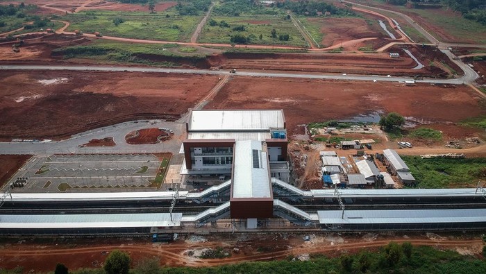 Foto udara rangkaian kereta rel listrik (KRL) Commuterline melintas di samping proyek pembangunan Stasiun Jatake, Pagedangan, Kabupaten Tangerang, Banten, Rabu (16/7/2025). Pembangunan stasiun baru di lintas Tanah Abang - Rangkasbitung yang nantinya terintegrasi dengan pusat perbelanjaan tersebut telah mencapai 92,78 persen pada bagian konstruksi fisik dan ditargetkan rampung pada akhir Juli 2025. ANTARA FOTO/Putra M. Akbar/foc.