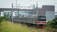 Rangkaian KRL Commuterline melintas di samping proyek Stasiun Jatake yang sedang dalam tahap akhir pembangunan, Pagedangan, Tangerang (16/7/2025). ANTARA FOTO/Putra M. Akbar