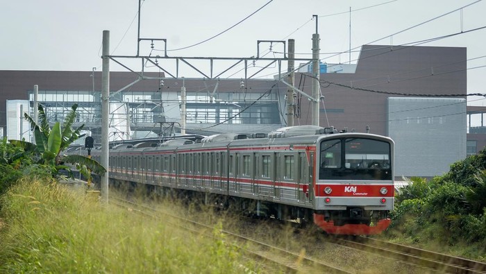 Rampung Akhir Juli, Begini Penampakan Terkini Stasiun Jatake Foto udara rangkaian kereta rel listrik (KRL) Commuterline melintas di samping proyek pembangunan Stasiun Jatake, Pagedangan, Kabupaten Tangerang, Banten, Rabu (16/7/2025). Pembangunan stasiun baru di lintas Tanah Abang - Rangkasbitung yang nantinya terintegrasi dengan pusat perbelanjaan tersebut telah mencapai 92,78 persen pada bagian konstruksi fisik dan ditargetkan rampung pada akhir Juli 2025. ANTARA FOTO/Putra M. Akbar/foc.