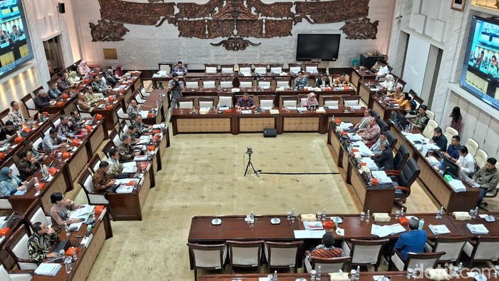 Rapat OJK di DPR, Rabu (16/7/2025).