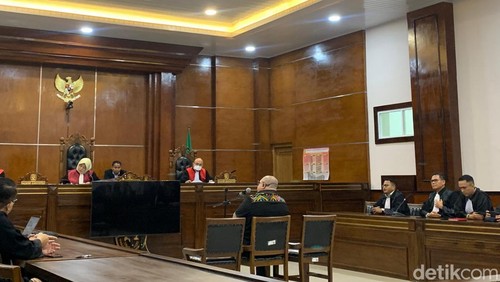 Razman ditegur hakim karena buka HP saat jaksa membacakan tuntutan (Mulia Budi/detikcom)