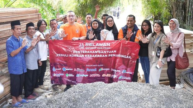 Relawan Sahabat Mas Pram dan BUMD DKI Jakarta Menunjukkan Kepeduliannya Dengan Memberikan Bantuan Kepada Warga  Terdampak Kebakaran di Penjaringan, Kapuk Muara Jakarta Utara.