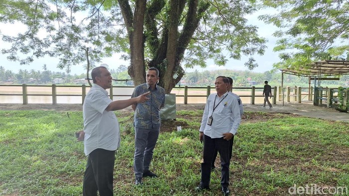 Rombongan Kemenpar dan Dinas Pariwisata didampingi Pejabat Pemkab Kuansing meninjau venue. (Raja Adil Siregar/detikSumut)