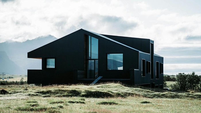 Rumah minimalis dengan cat warna hitam.
