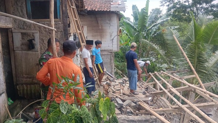 Rumah warga rusak karena tebing longsor (dok istimewa)