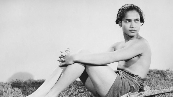 Indian actor Sabu (Sabu Dastagir, 1924 - 1963) as Toomai in a publicity still for the film Elephant Boy, 1937.  (Photo by Silver Screen Collection/Getty Images)