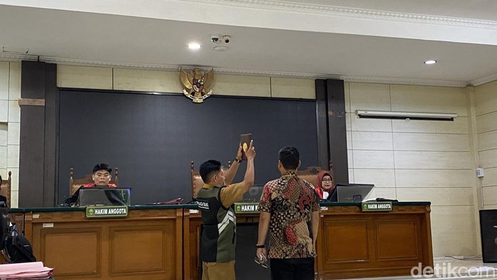 Saksi ahli digital forensik dari Laboratorium Forensik (Labfor) Polda Jawa Tengah (Jateng), Fajar di PN Semarang, Kecamatan Semarang Barat, Kota Semarang, Rabu (16/7/2025).