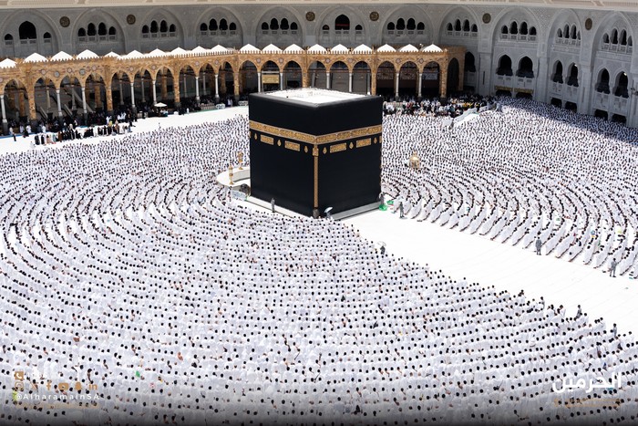 Pelaksanaan salat di Masjidil Haram dengan shaf melingkari Kabah.